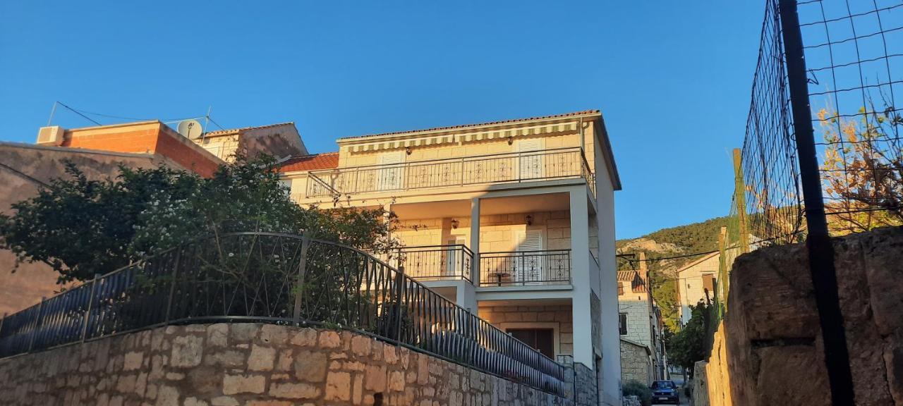 Apartments Villa Beba Komiza Exterior photo
